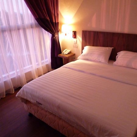9 Square Hotel - Bangi Bagian luar foto