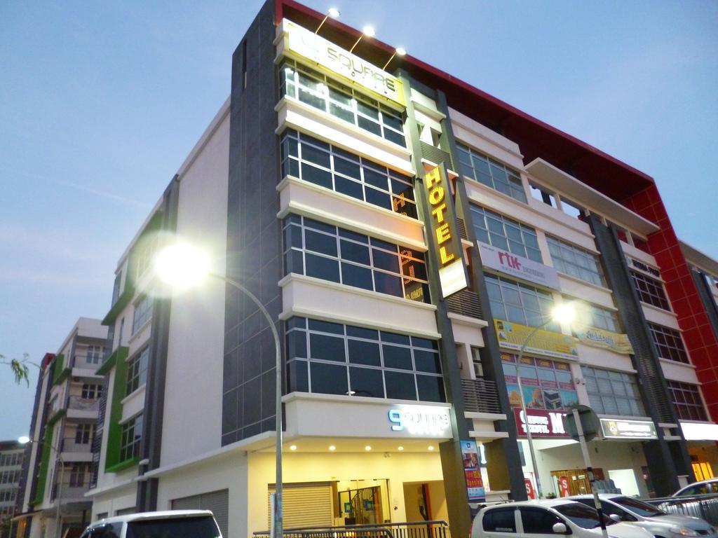 9 Square Hotel - Bangi Bagian luar foto