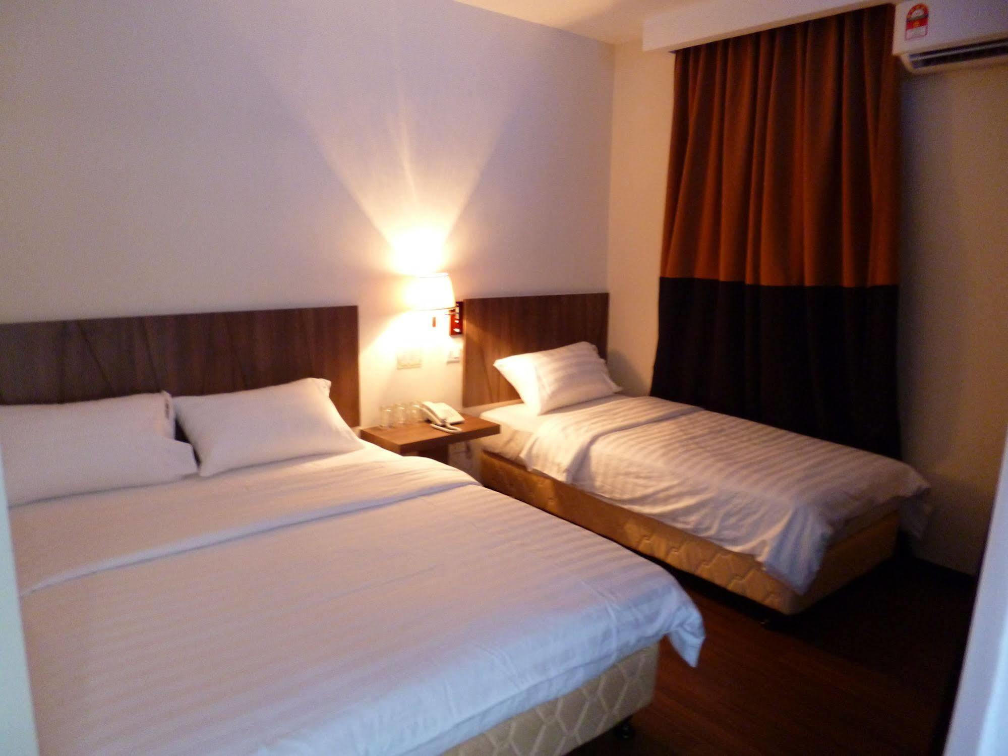 9 Square Hotel - Bangi Bagian luar foto