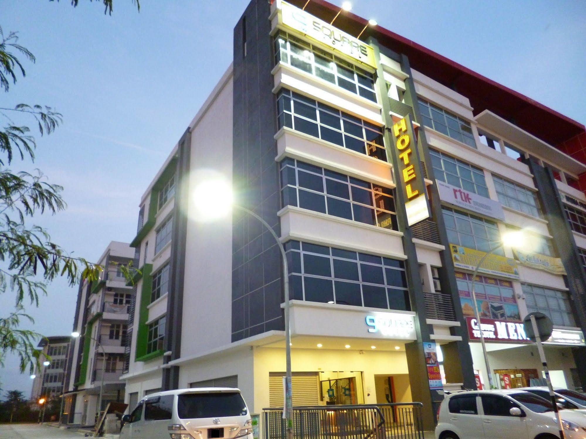 9 Square Hotel - Bangi Bagian luar foto