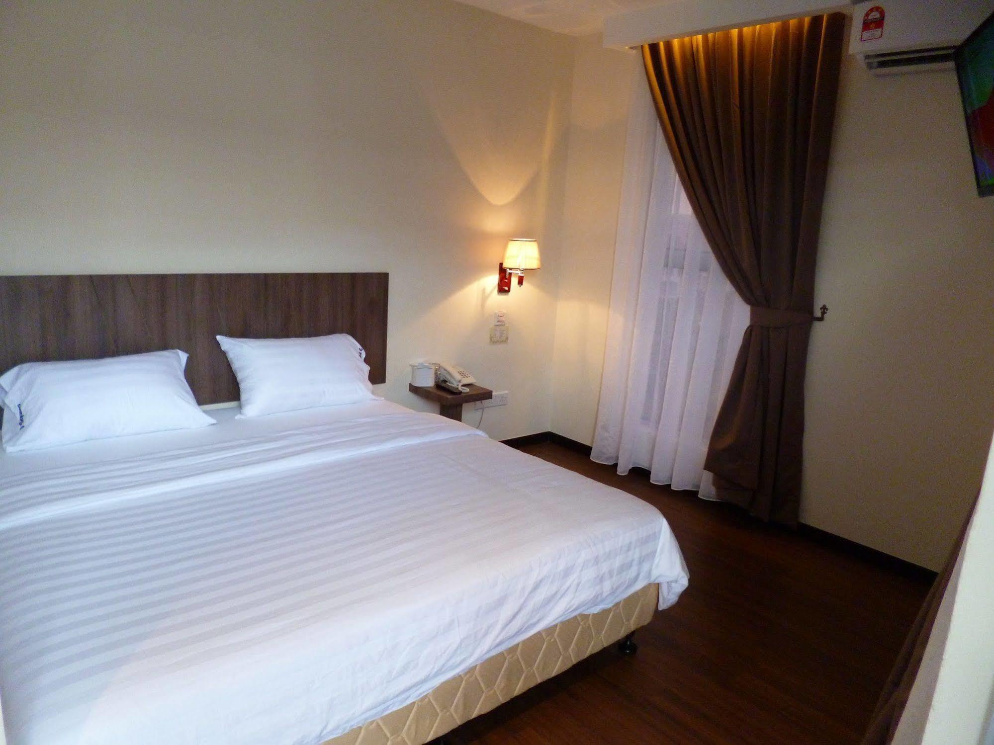 9 Square Hotel - Bangi Bagian luar foto