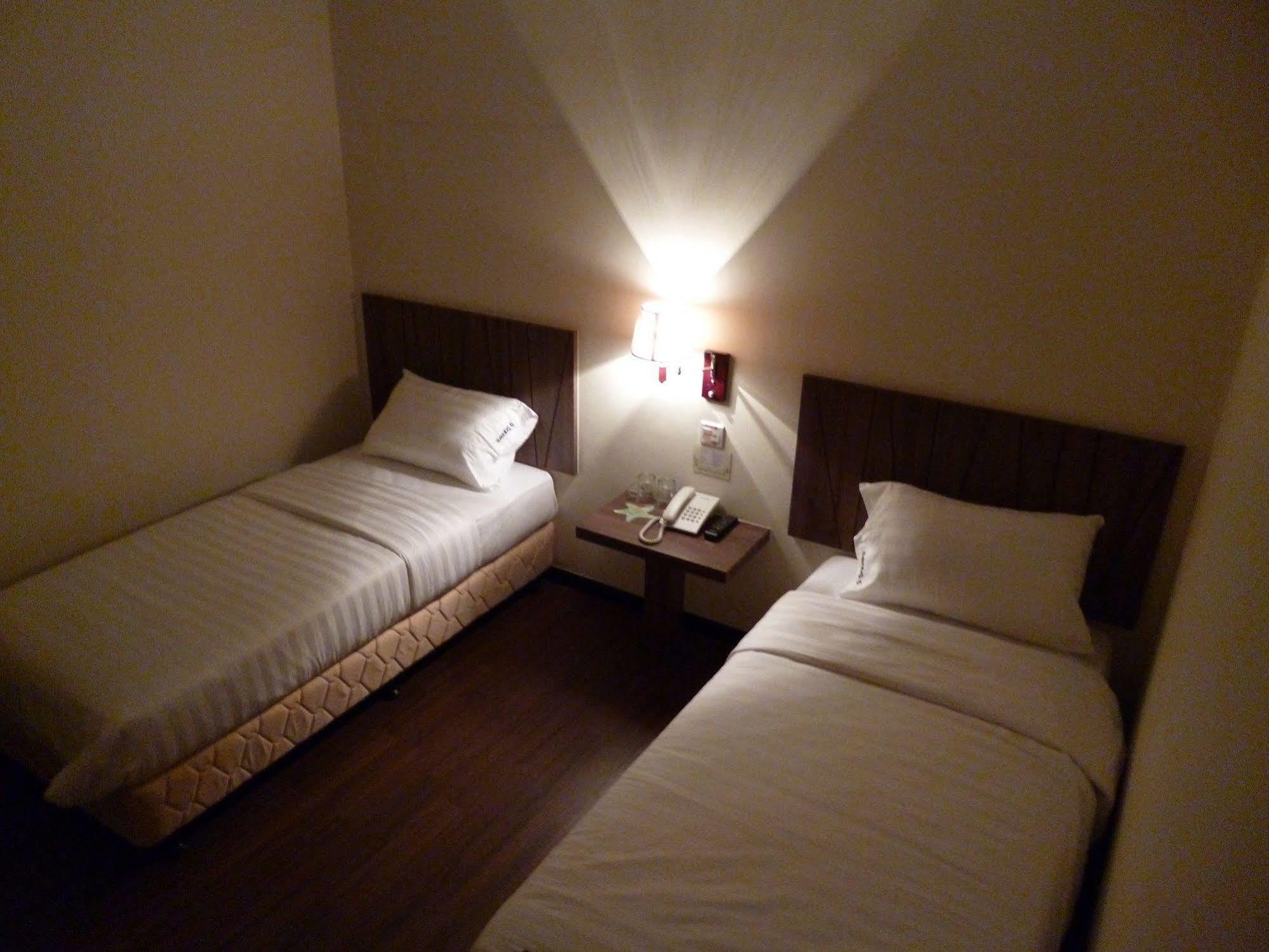 9 Square Hotel - Bangi Bagian luar foto
