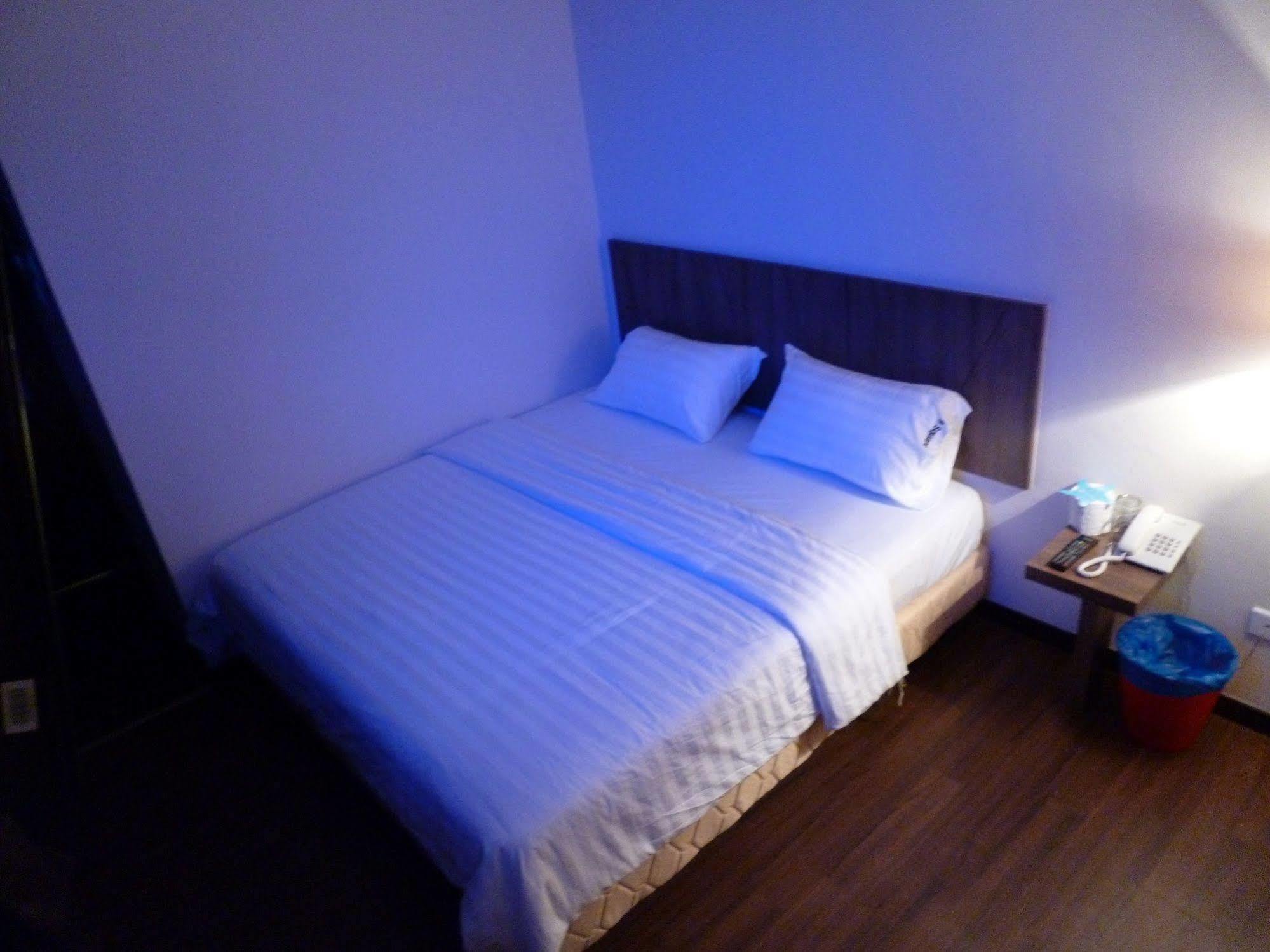 9 Square Hotel - Bangi Bagian luar foto